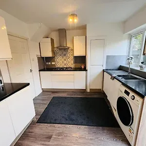  Holiday home 3 Bedroom Modern House In Luton Lu4 0ty - Amazon Prime