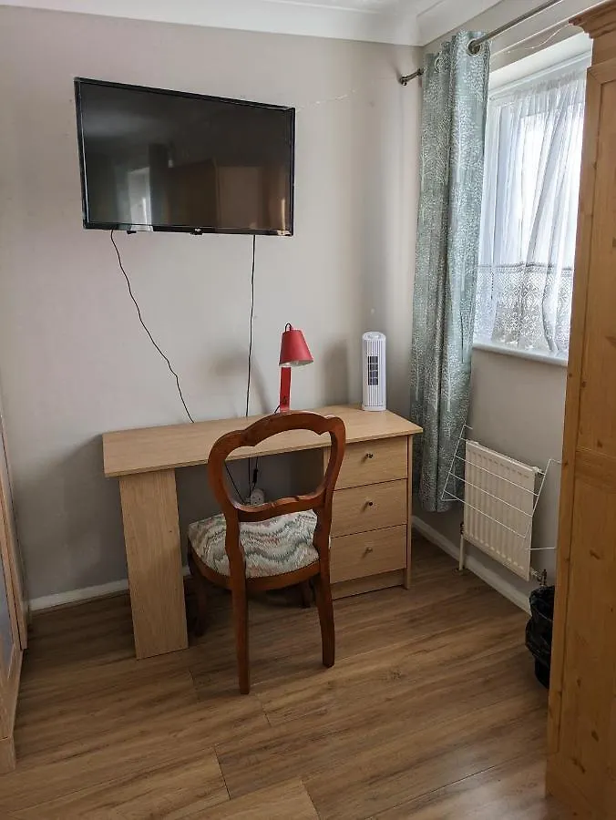Yvonnehut Apartment Luton  0*, Luton (Bedfordshire)